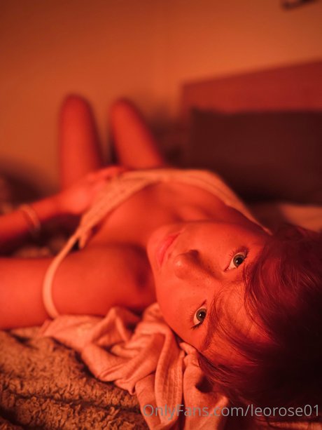 逆騎乗位 オンリーファンズ セクシー裸 写真