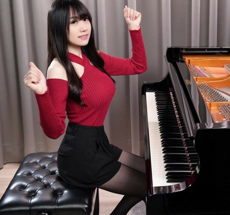 Rus Piano ポルノスター 裸 画像
