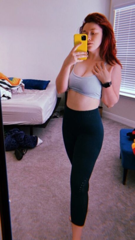 自然な赤毛のオンリーファンズ 無料エロ 画像