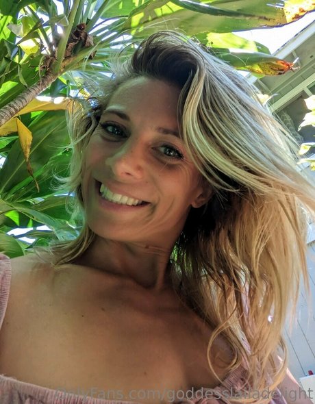 金髪熟女オンリーファンズ 無料 写真