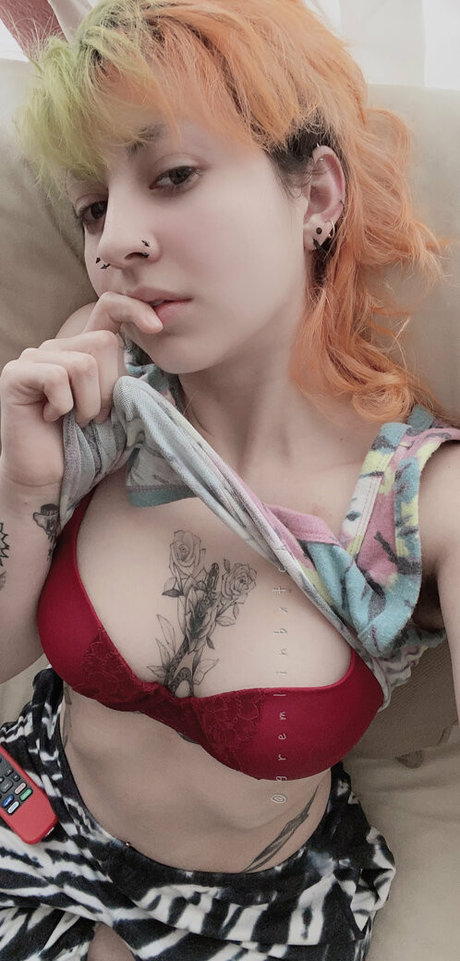 母乳オンリーファン ヌード 写真