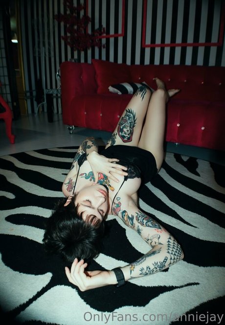 Anisa Jomha ヌードモデル 写真