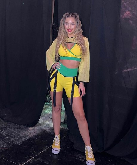 日本の女子高生OnlyFans セクシー 写真