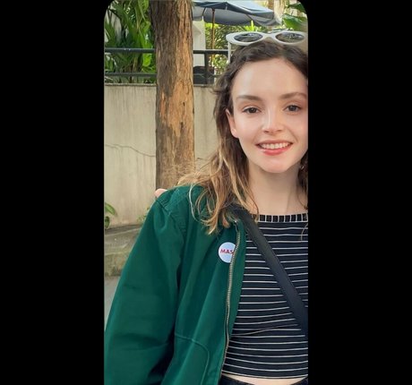 Lauren Mayberry ポルノスター ホット 画像