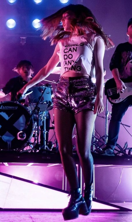 ヌード教師オンリーファンズ ポルノ 写真