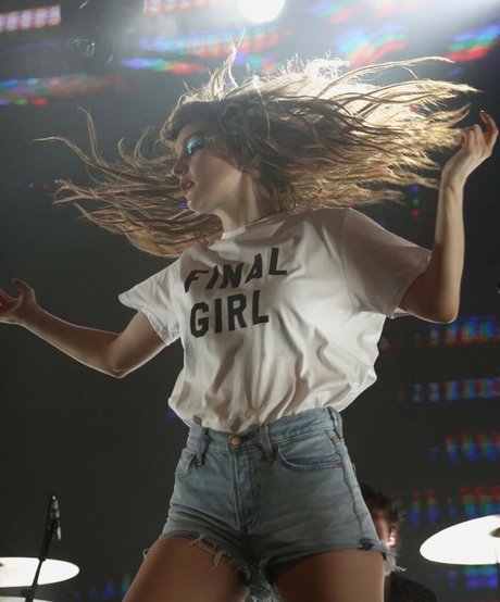 Lauren Mayberry xxxポルノスター 写真