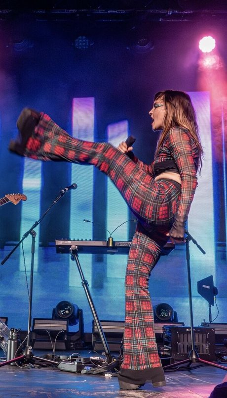 Lauren Mayberry 無料モデル 写真