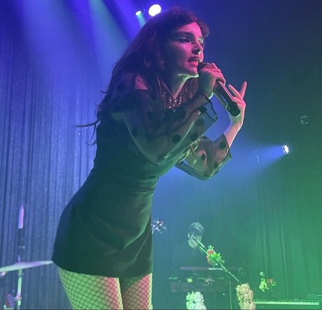 Lauren Mayberry ポルノモデル ギャラリー