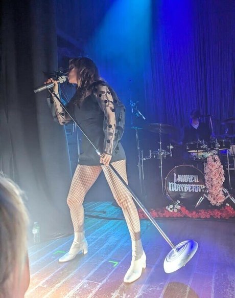 Lauren Mayberry 無料モデル アーカイブ