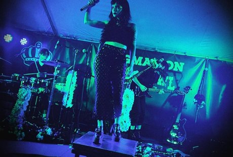 Lauren Mayberry セクシーなスター 写真