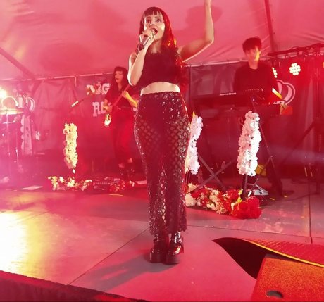 Lauren Mayberry アダルト女優 写真