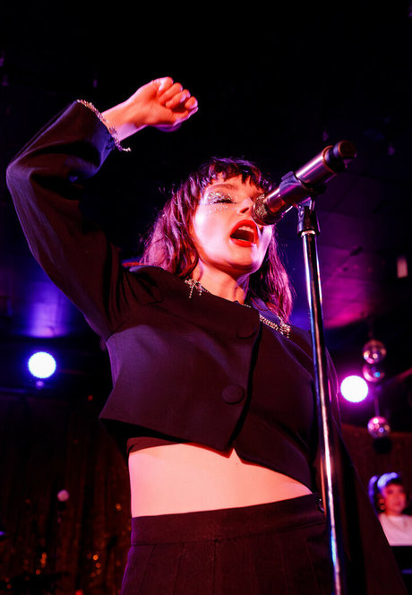Lauren Mayberry ポルノ女優 写真
