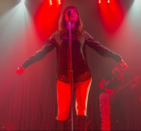 Lauren Mayberry xxxスター ギャラリー