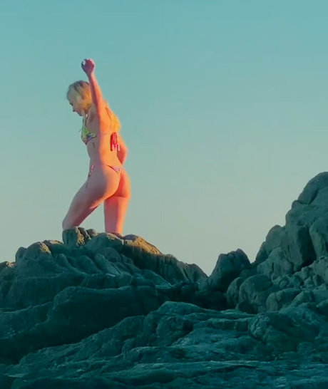 太めのブロンドオンリーファンズ ホット 写真