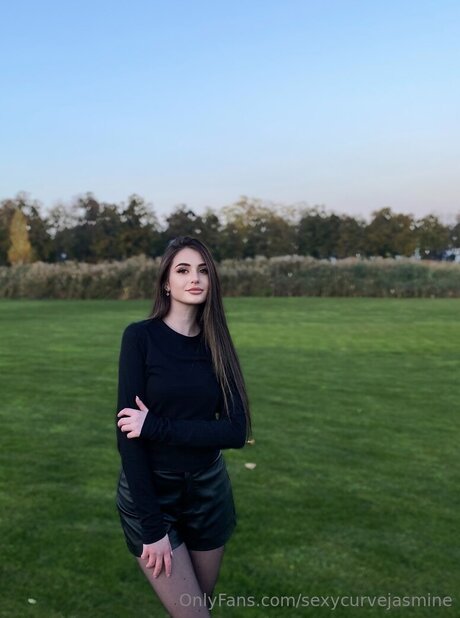 妊娠中のアジア人オンリーファンズ アートヌード アーカイブ