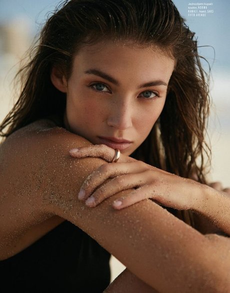 背が高くて巨乳のOnlyFans 可愛い 画像