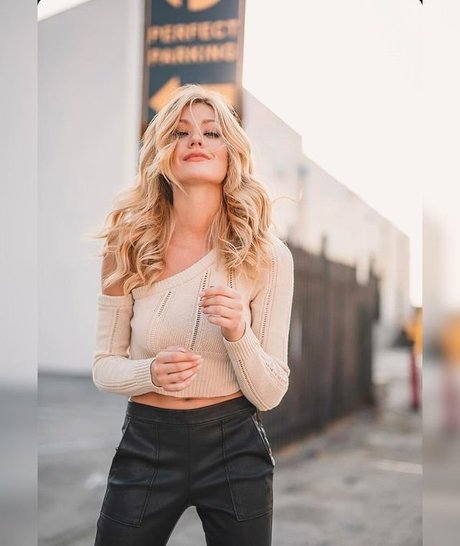 Katherine McNamara ホットスター 写真