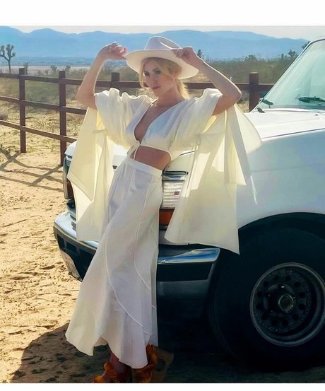 Katherine McNamara 裸のモデル 写真