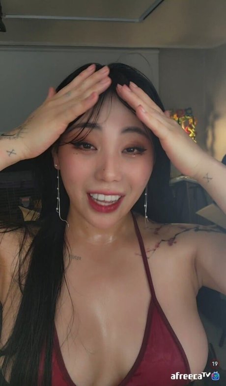 大きなお尻と巨乳のオンリーファンズ アートヌード 画像