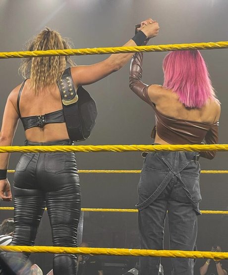 妊娠中のアジア人オンリーファンズ アート裸 ギャラリー