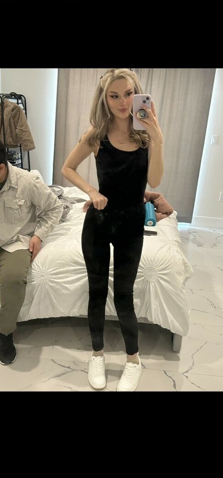 ピアス乳首オンリーファンズ ホット裸 写真