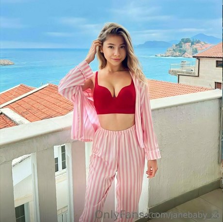 金髪クーガーオンリーファンズ エロ 画像