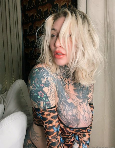 ヌード 屋外 OnlyFans アート裸 写真