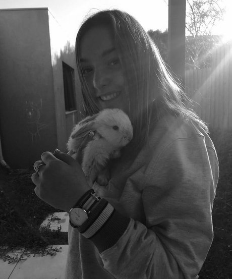 Alanna Pow 無料女優 画像