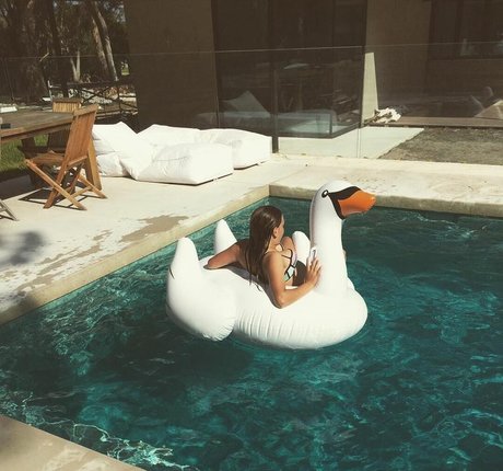 Alanna Pow 裸のモデル 写真