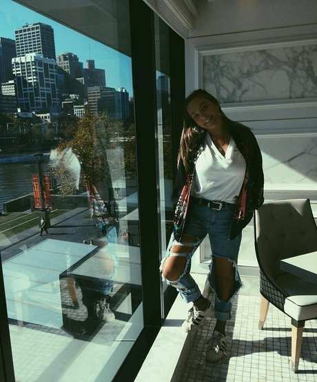 Alanna Pow ヌード女優 ギャラリー