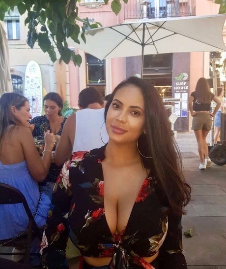 かわいいシーメールオンリーファンズ アートヌード 写真