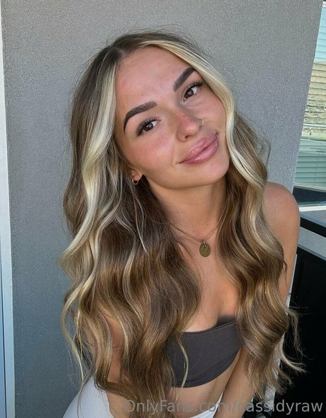 曲線美のラテン系オンリーファンズ エロ 写真