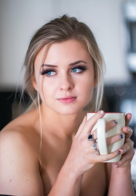 巨大なペニスオンリーファンズ 裸 画像