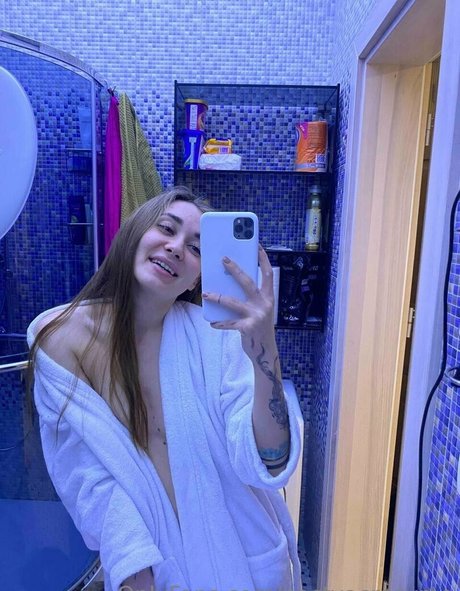 大きなお尻と巨乳のオンリーファンズ ポルノグラフィック 写真