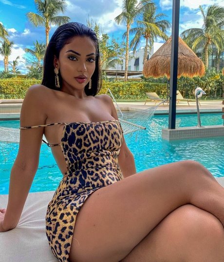 Aneeqa Farid 裸の女優 写真