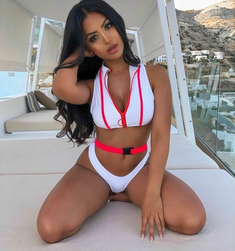 Aneeqa Farid 素敵なモデル 画像