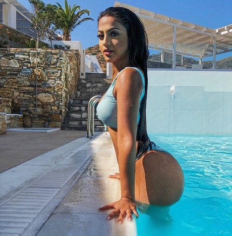 Aneeqa Farid 美しいスター 画像