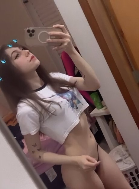 曲線美の女の子オンリーファンズ 美しいヌード 画像