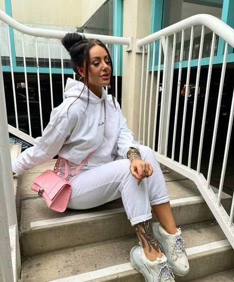 Beckie Holloway 裸モデル 写真