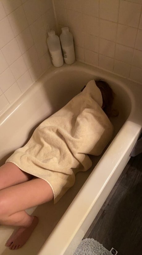 Useless cum bucket ホット女優 写真