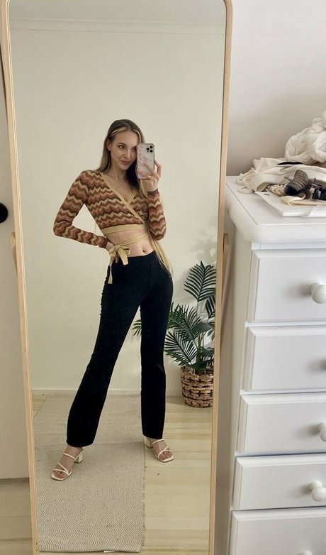 Fasffy エロティックなモデル 写真