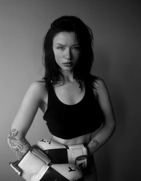 自然な赤毛のオンリーファンズ えろ 画像