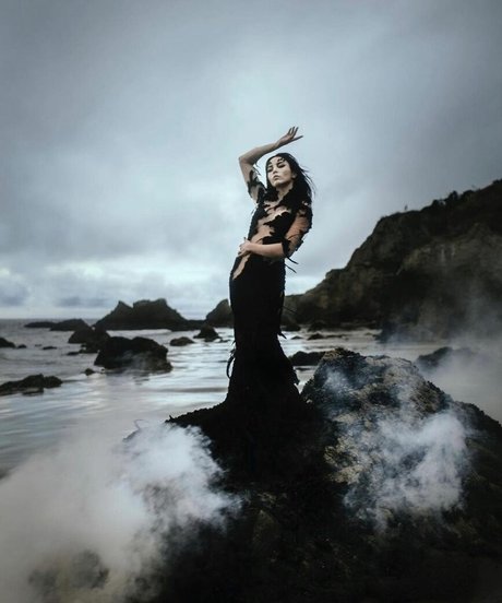 背が高くて巨乳のOnlyFans 美しいヌード 写真