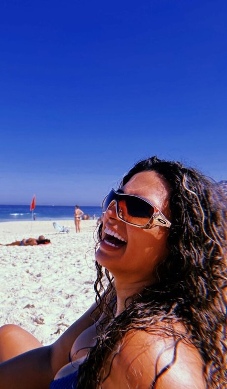 Julie Santos アートスター 写真