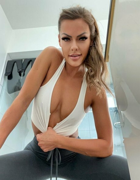 18歳のオンリーファンズ 無料ヌード 画像