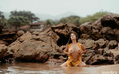 巨乳で曲線美のOnlyFans 可愛い 画像