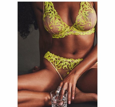 裸の熟女オンリーファンズ セックス 画像