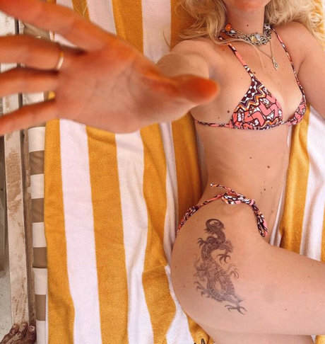 曲線美のラテン系オンリーファンズ 無料エロ 写真