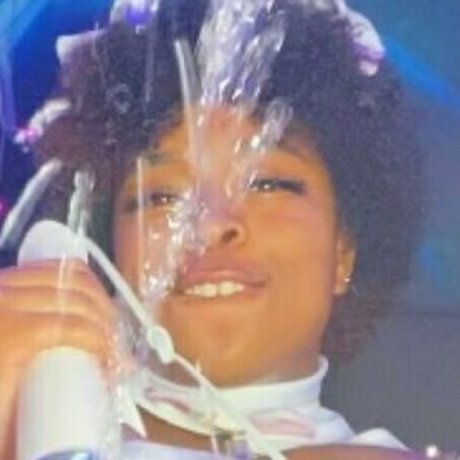 曲線美のラテン系オンリーファンズ 無料ポルノ 画像