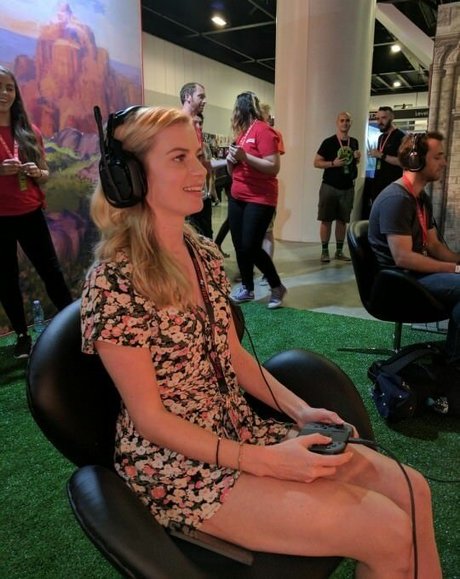 Elyse Willems スター ヌード アーカイブ